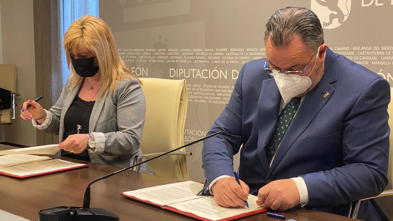 Fotos: Correos y la Diputación de León firman un convenio para instalar cajeros automáticos en los pueblos