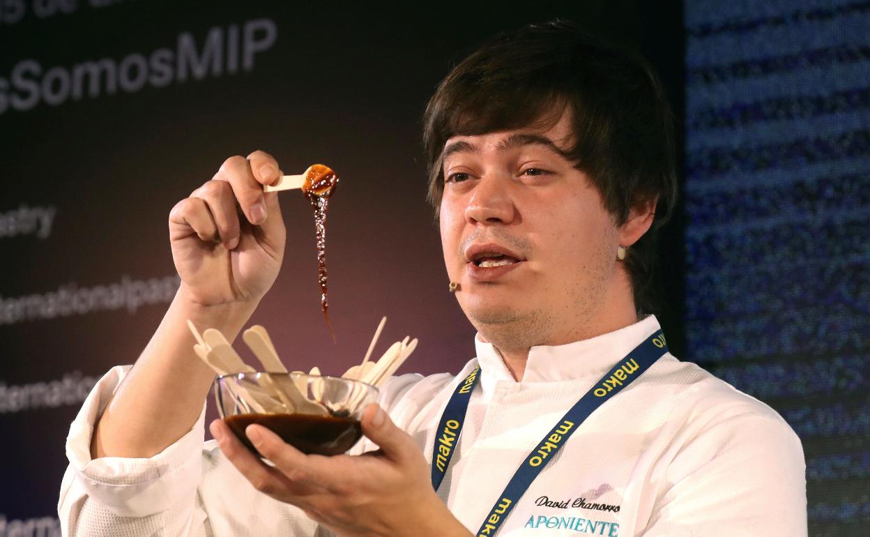 El chef Daniel Chamorro, del restaurante Aponiente, realiza una demostración durante su exposición «Polisacárdidos del mar».