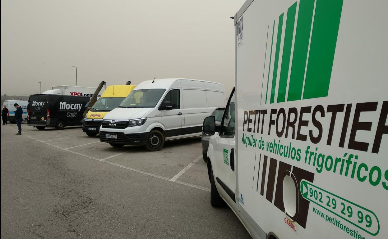 Camiones y furgonetas parados por el piquete de transportistas en Ponferrada.