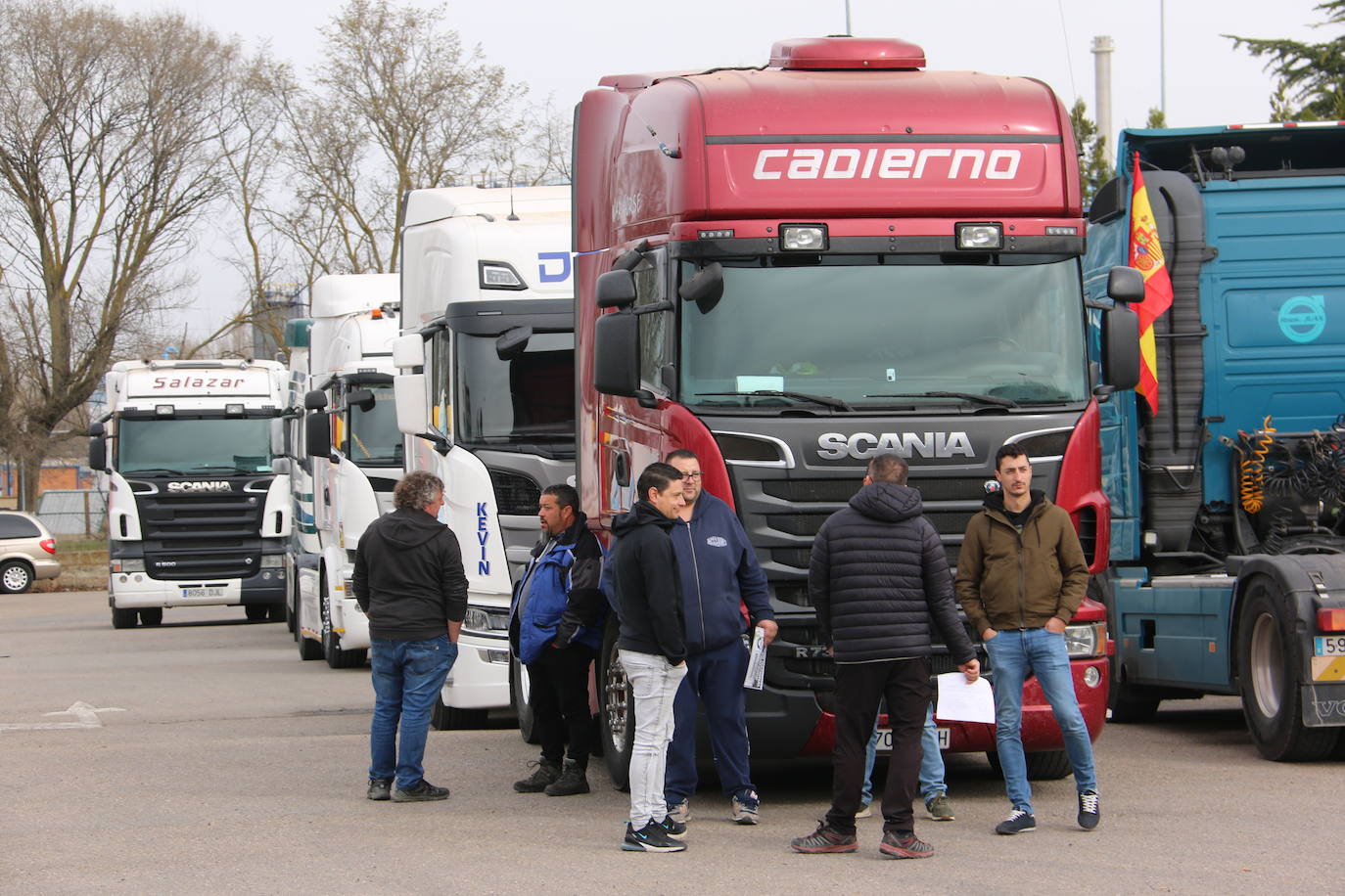 Nueva jornada de movilización: más de 60 camiones quieren colapsar la entrada y salida del polígono de Villadangos. La Plataforma del sector asegura que «este paro va a ser más duro» que otros vividos y «no se levantará el pie hasta que se reconozcan las reivindicaciones». Los transportistas reconocen que la subida del carburante es «la gota que ha colmado el vaso», pero las peticiones del sector pasan por «la revisión de la edad de jubilación, los pagos a 30 días, el reconocimiento de enfermedades profesionales y la regulación de las paradas». 