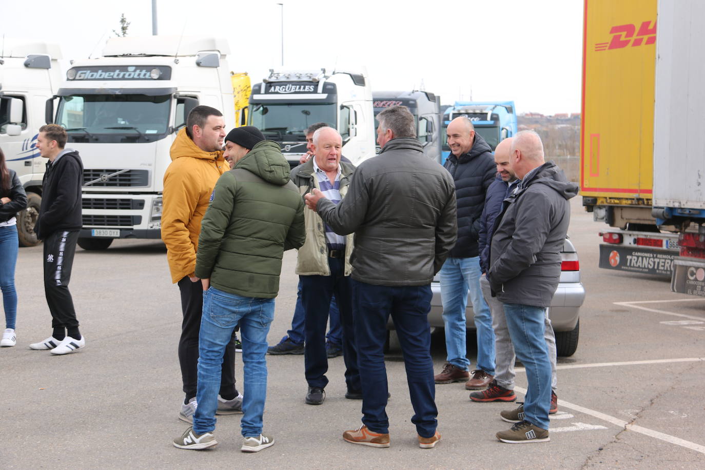 Nueva jornada de movilización: más de 60 camiones quieren colapsar la entrada y salida del polígono de Villadangos. La Plataforma del sector asegura que «este paro va a ser más duro» que otros vividos y «no se levantará el pie hasta que se reconozcan las reivindicaciones». Los transportistas reconocen que la subida del carburante es «la gota que ha colmado el vaso», pero las peticiones del sector pasan por «la revisión de la edad de jubilación, los pagos a 30 días, el reconocimiento de enfermedades profesionales y la regulación de las paradas». 