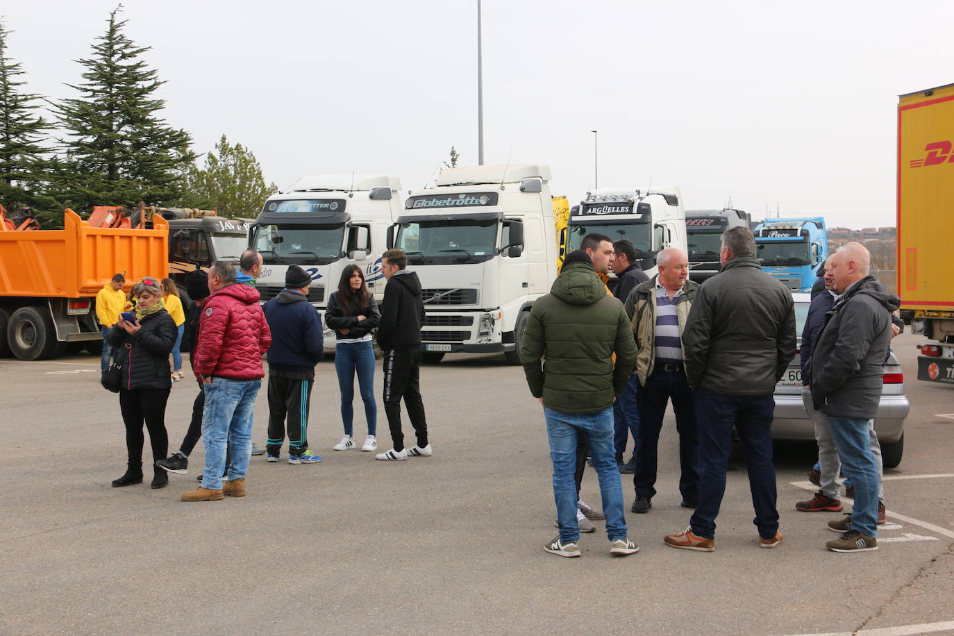 Nueva jornada de movilización: más de 60 camiones quieren colapsar la entrada y salida del polígono de Villadangos. La Plataforma del sector asegura que «este paro va a ser más duro» que otros vividos y «no se levantará el pie hasta que se reconozcan las reivindicaciones». Los transportistas reconocen que la subida del carburante es «la gota que ha colmado el vaso», pero las peticiones del sector pasan por «la revisión de la edad de jubilación, los pagos a 30 días, el reconocimiento de enfermedades profesionales y la regulación de las paradas». 