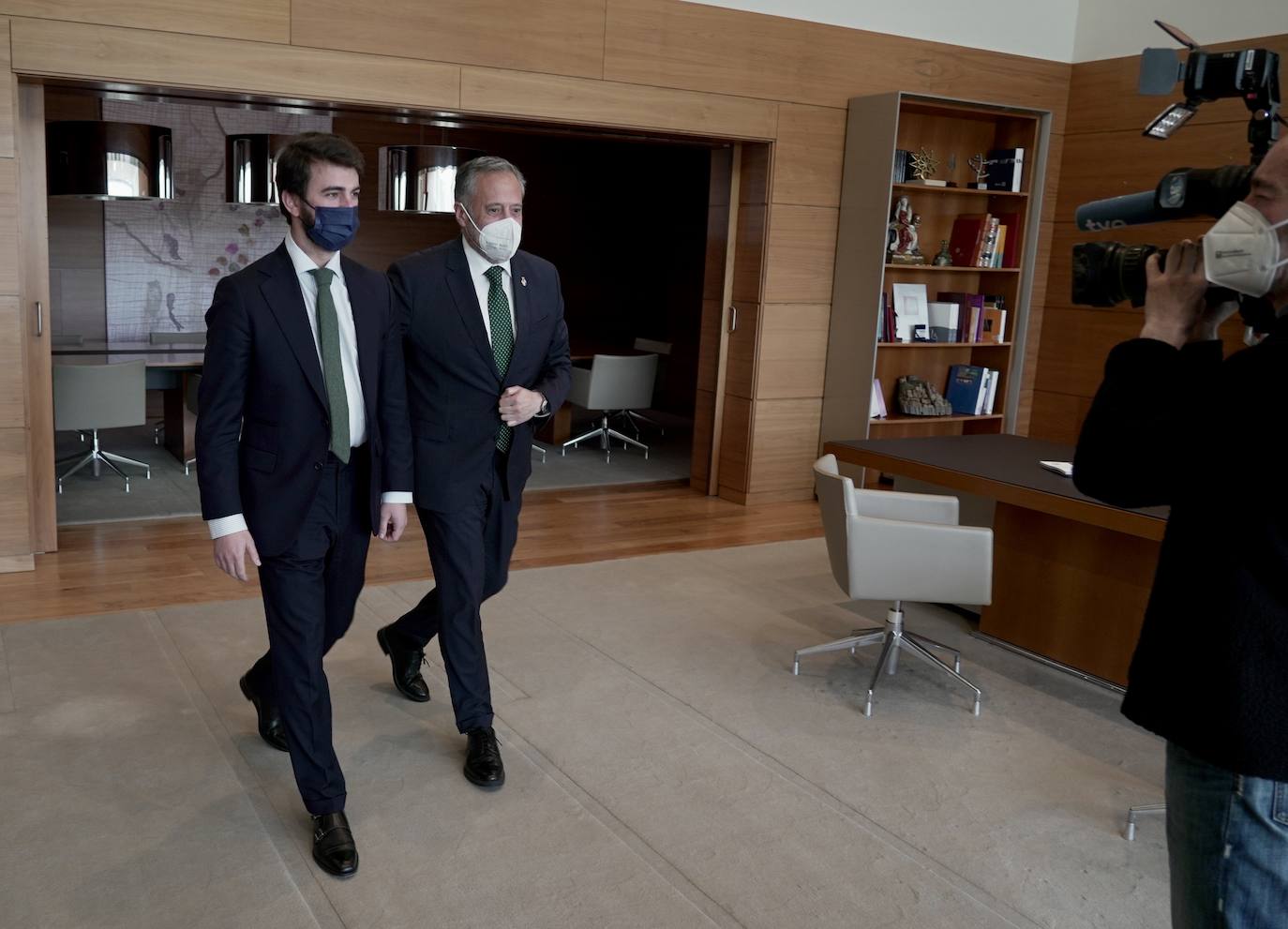 El presidente de las Cortes, Carlos Pollán, recibe a los portavoces de Vox, PSOE y PP
