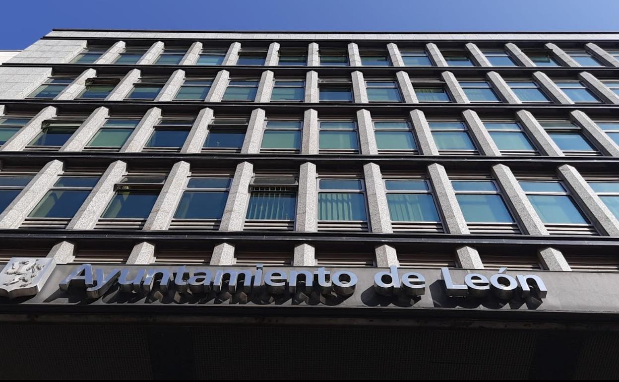 Fachada del Ayuntamiento de León, en su edificio de Ordoño II.