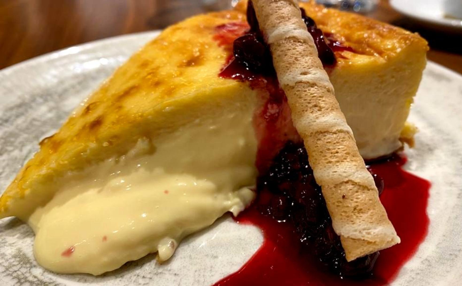 Uno de los postres estrella del Restaurante Lumière, tarta de queso con coulise de frutos rojos. 