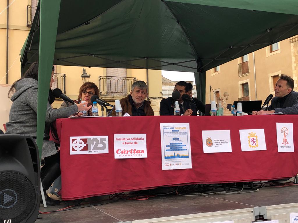 El centro retransmite un programa desde la Plaza de San Isidoro soilidario con Ucrania