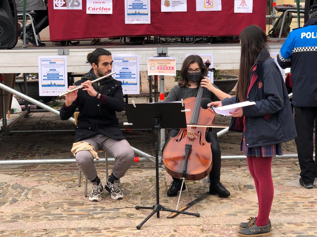 El centro retransmite un programa desde la Plaza de San Isidoro soilidario con Ucrania