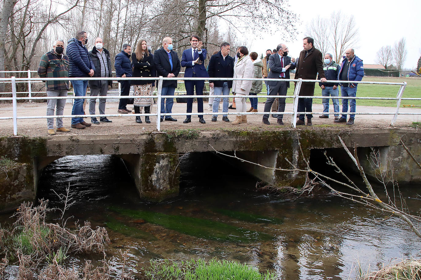 El consejero de Fomento y Medio Ambiente en funciones, Juan Carlos Suárez-Quiñones, visita la presa del Bernesga construida por la Junta en el municipio leonés de Sariegos