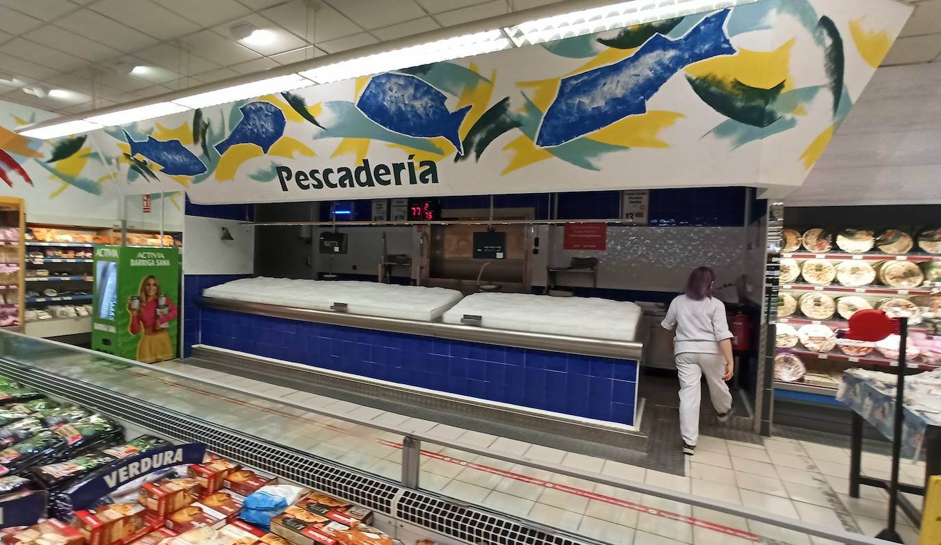 Los súpermercados de León se vacían de productos básicos: lácteos, fruta, carne y pescados. El transporte de mercancías no alcanza a servir las cantidades necesarias para poder reponer y el stock de almacén se agota mientras sigue la huelga. 