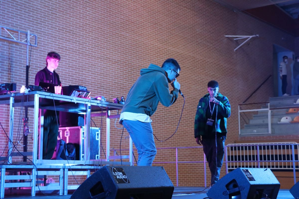 El pabellón Camino de Santiago de Trobajo ha celebrado este sábado un certamen con bandas de música urbana como 0125 y Gold Kids.