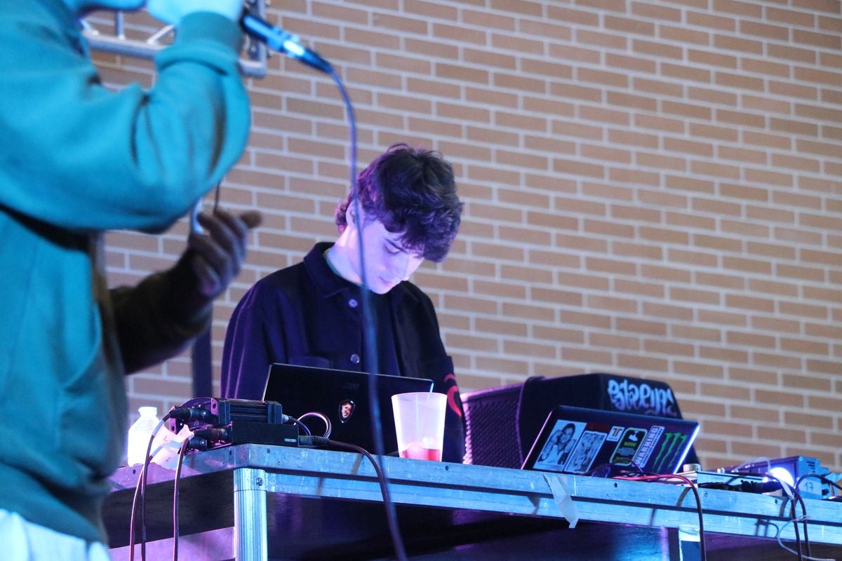 El pabellón Camino de Santiago de Trobajo ha celebrado este sábado un certamen con bandas de música urbana como 0125 y Gold Kids.