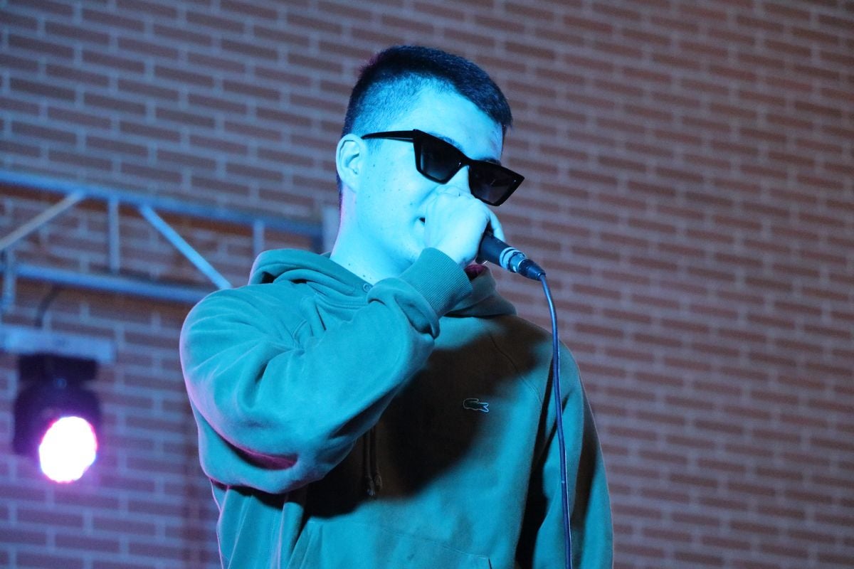 El pabellón Camino de Santiago de Trobajo ha celebrado este sábado un certamen con bandas de música urbana como 0125 y Gold Kids.