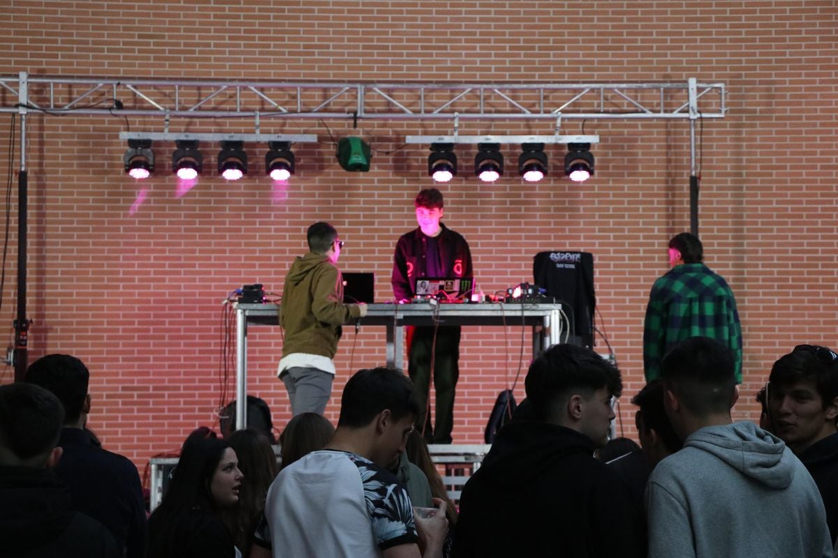 El pabellón Camino de Santiago de Trobajo ha celebrado este sábado un certamen con bandas de música urbana como 0125 y Gold Kids.