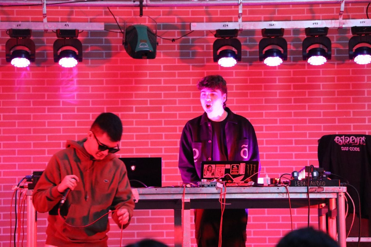 El pabellón Camino de Santiago de Trobajo ha celebrado este sábado un certamen con bandas de música urbana como 0125 y Gold Kids.