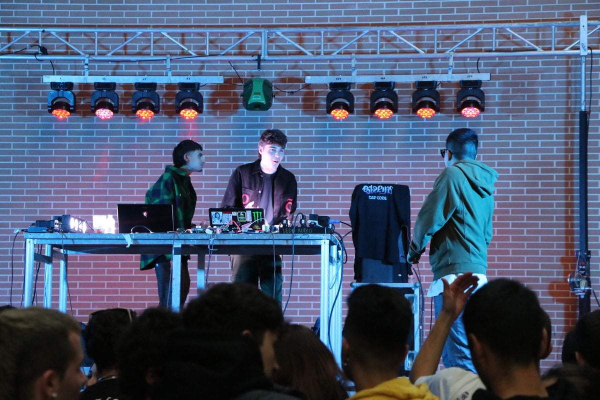 El pabellón Camino de Santiago de Trobajo ha celebrado este sábado un certamen con bandas de música urbana como 0125 y Gold Kids.