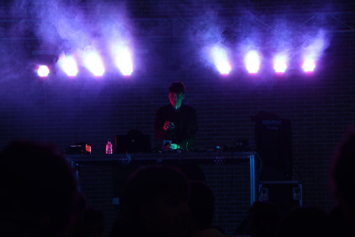 El pabellón Camino de Santiago de Trobajo ha celebrado este sábado un certamen con bandas de música urbana como 0125 y Gold Kids.