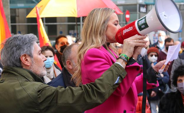 Imagen. Pablo Calvo Liste sujeta el megáfono a la encargada de León el manifiesto. 