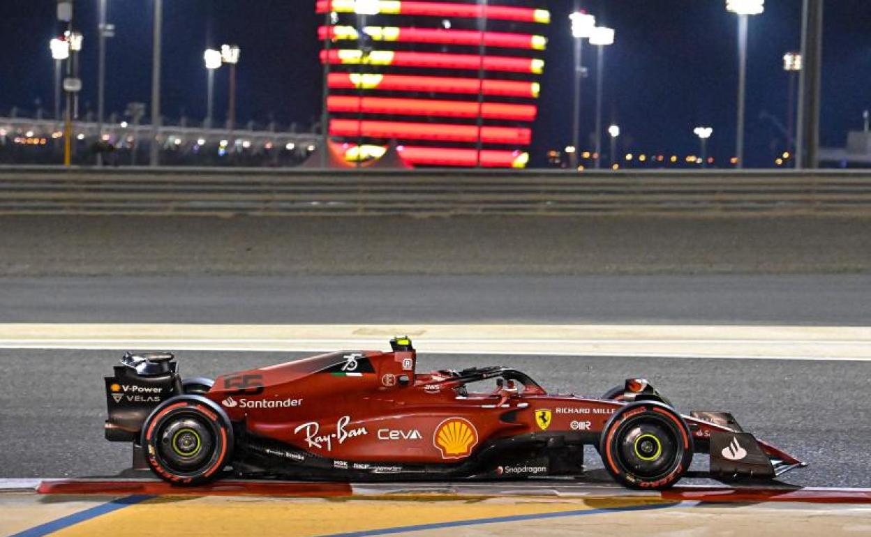 El Ferrari de Carlos Sainz, durante la clasificación del GP de Baréin.