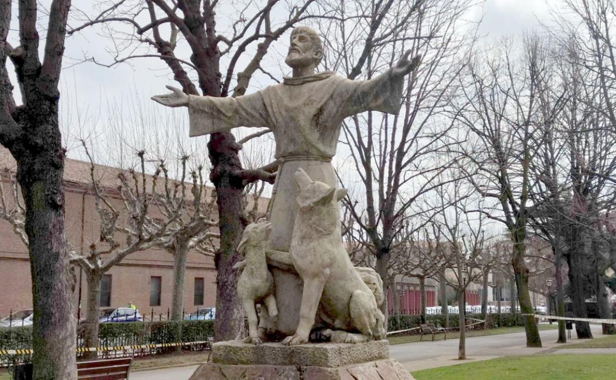 Monumento a San Francisco de Asís, realizado por Ángel Muñiz Alique. 