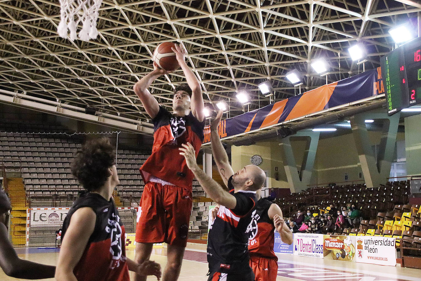 Los capitalinos superan con autoridad en el Palacio a un rival directo por el playoff como Porriño