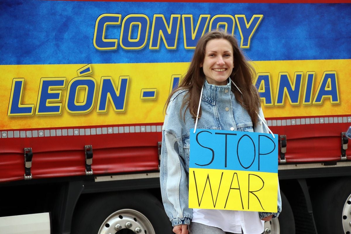 Un convoy humanitario compuesto por tres camiones ha salido este domingo de León con dirección a la frontera entre Ucrania y Eslovaquia.