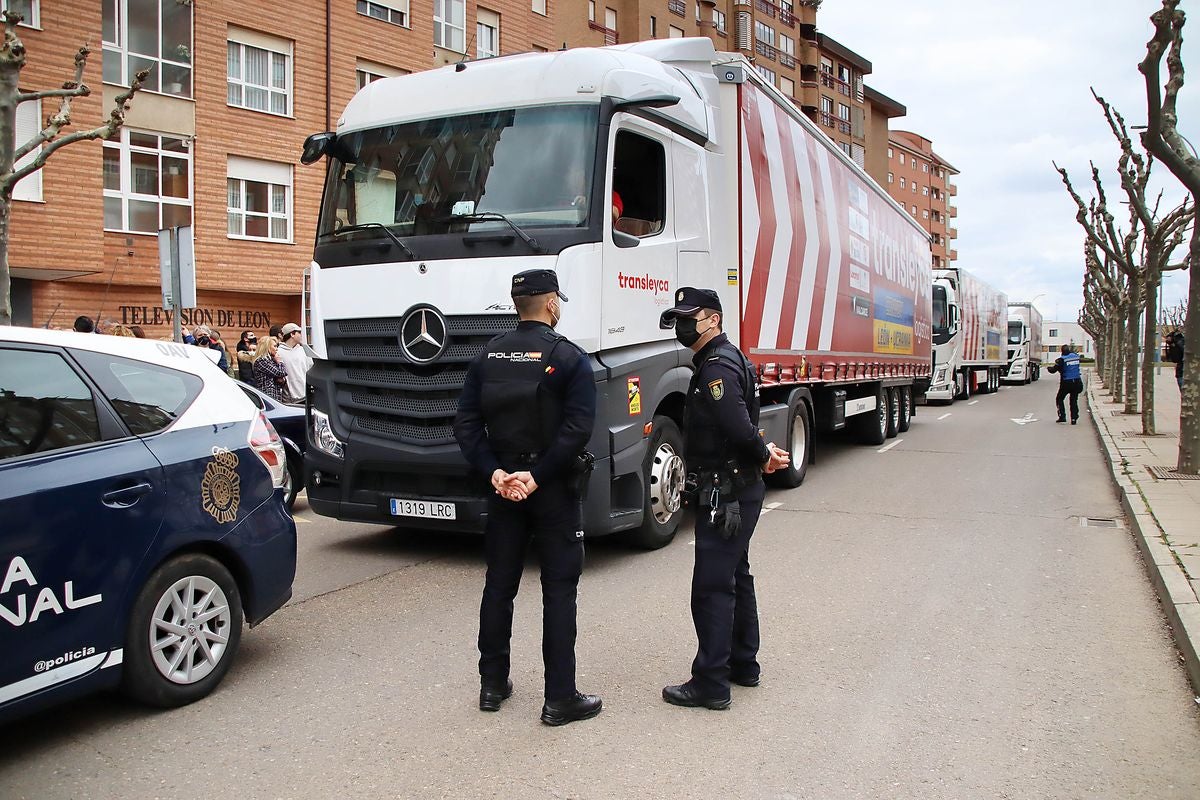 Un convoy humanitario compuesto por tres camiones ha salido este domingo de León con dirección a la frontera entre Ucrania y Eslovaquia.