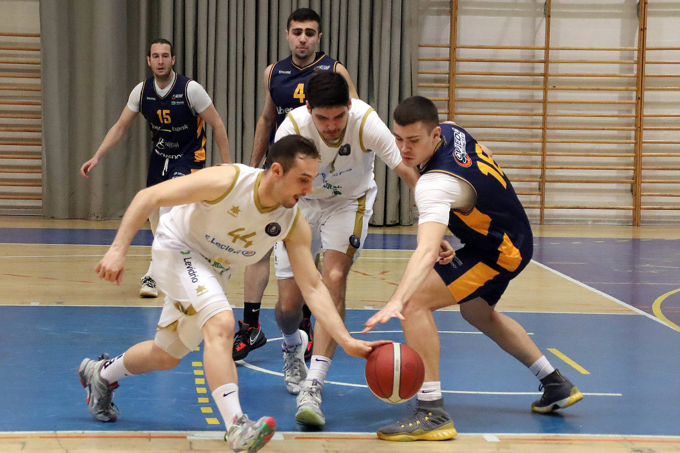 El conjunto colegial no dio opción a Unicaja Banco Oviedo y ganó 90-62 en San Esteban.