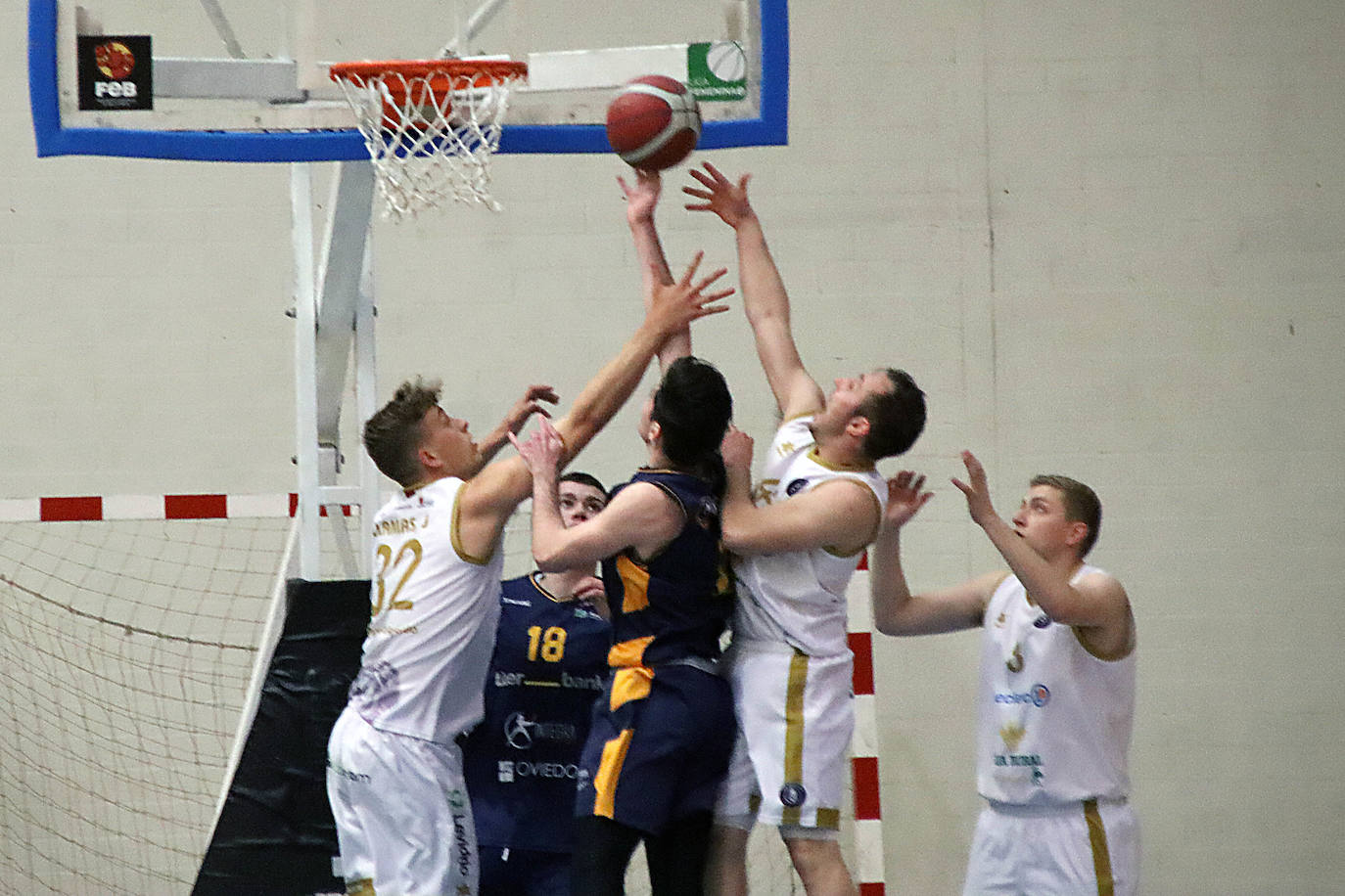 El conjunto colegial no dio opción a Unicaja Banco Oviedo y ganó 90-62 en San Esteban.