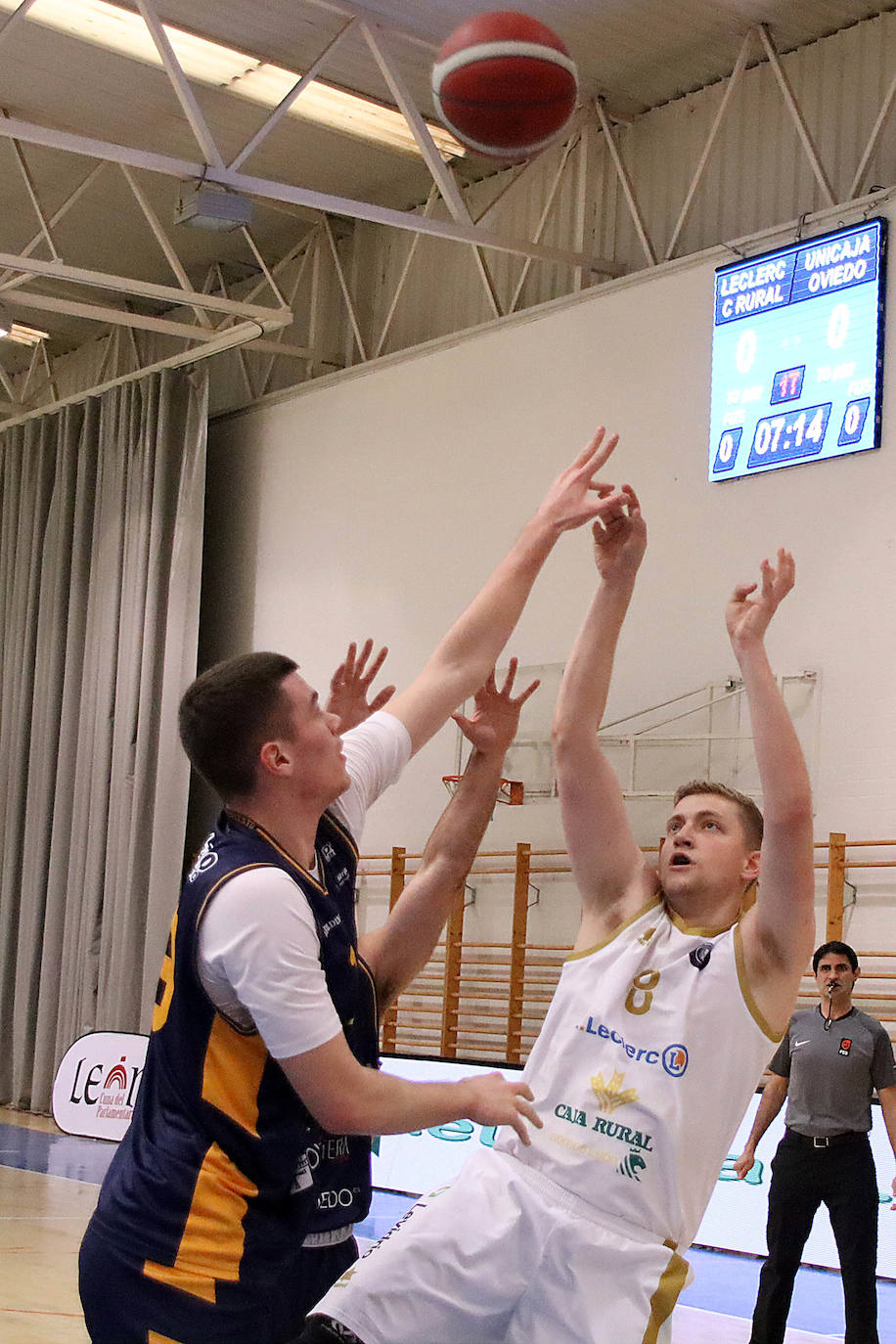 El conjunto colegial no dio opción a Unicaja Banco Oviedo y ganó 90-62 en San Esteban.