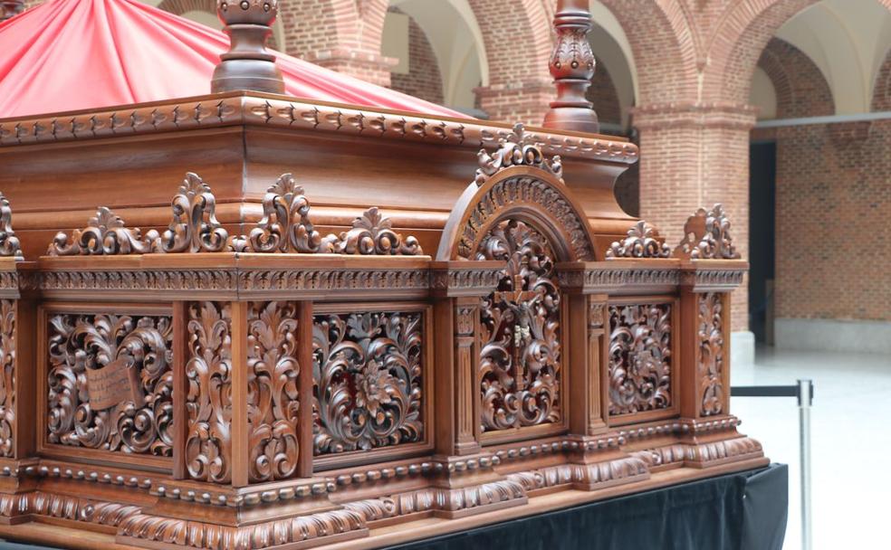 La cofradía del Cristo de las Bienaventuranzas presenta el nuevo trono del titular. 