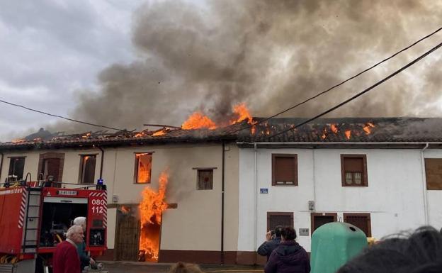 El fuego se inició en una vivienda y ya ha pasado a otra, los bomberos trabajan para que no se extienda a una tercera. 