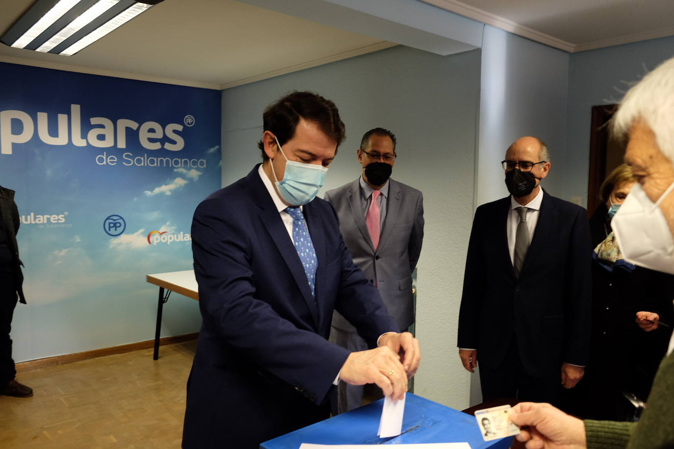 El presidente del partido Popular de Castilla y León, Alfonso Fernández Mañueco, vota en las primarias para la eleción del presidente nacinal del partido