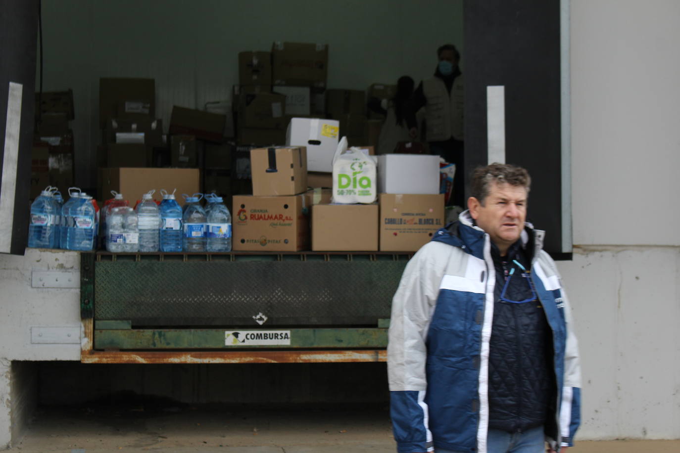 La asociación 'Somos Ucrania' fleta tres autobuses cargados de material humanitario que parten desde León y regresarán a Madrid con refugiados ucranianos