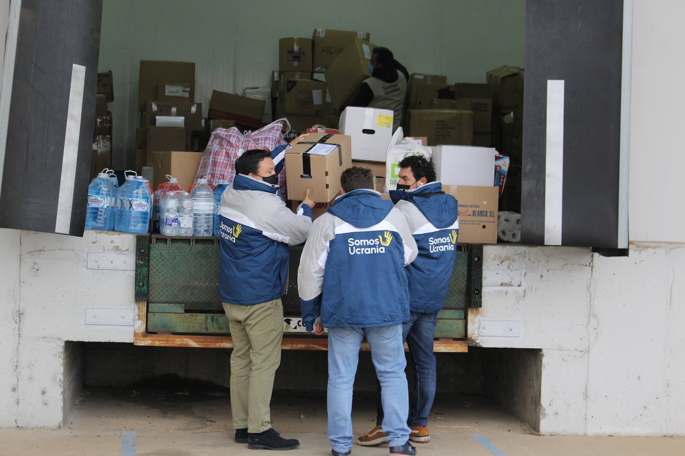 La asociación 'Somos Ucrania' fleta tres autobuses cargados de material humanitario que parten desde León y regresarán a Madrid con refugiados ucranianos