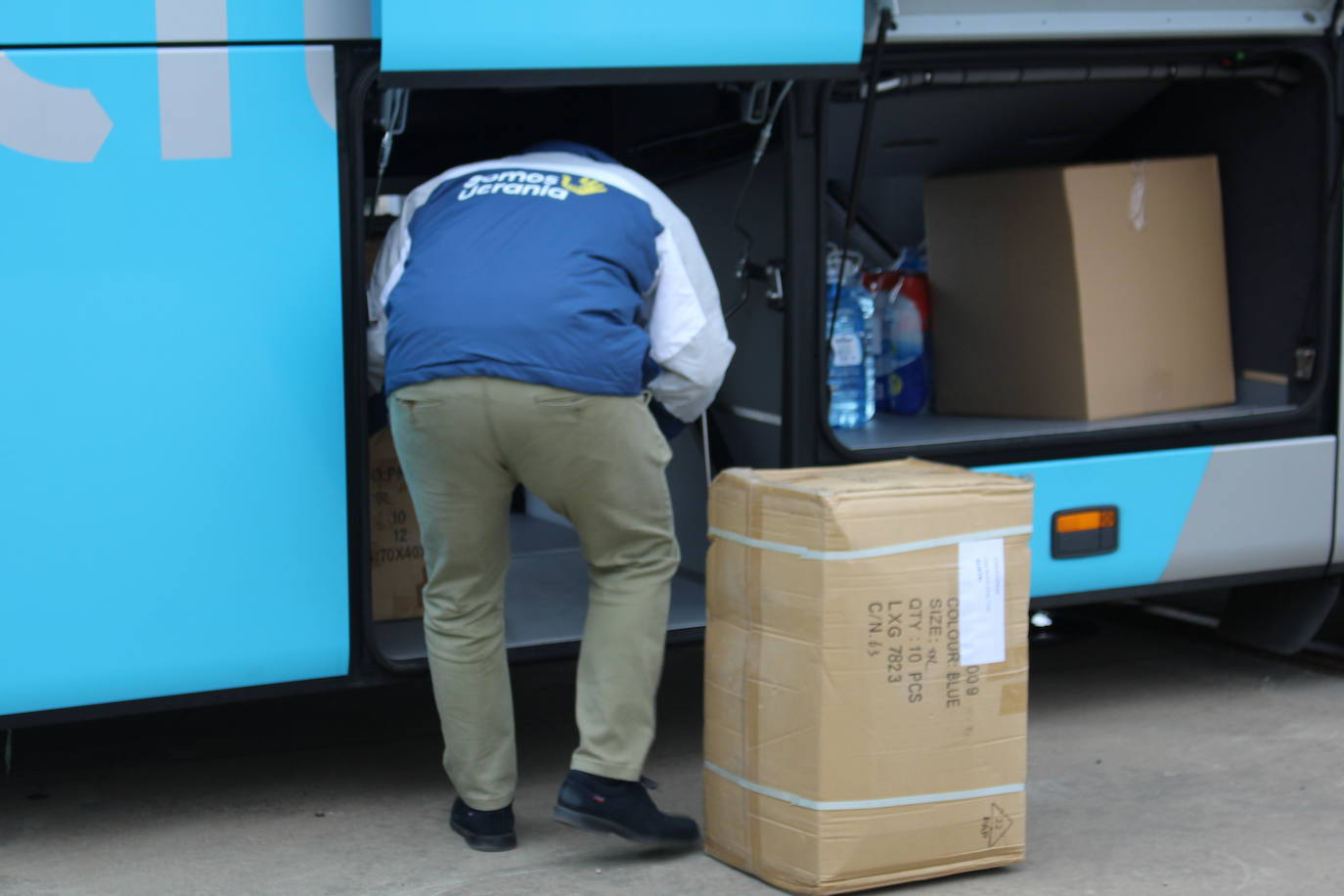 La asociación 'Somos Ucrania' fleta tres autobuses cargados de material humanitario que parten desde León y regresarán a Madrid con refugiados ucranianos