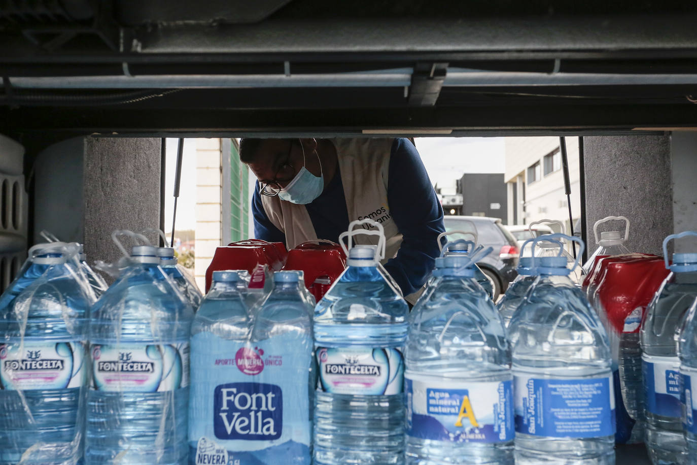 La asociación 'Somos Ucrania' fleta tres autobuses cargados de material humanitario que parten desde León y regresarán a Madrid con refugiados ucranianos