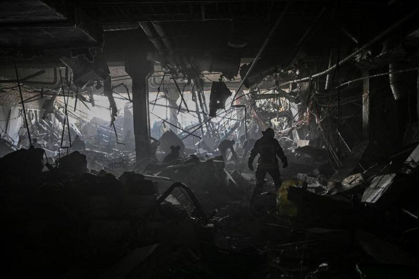 Un militar ucraniano camina dentro del centro comercial Retroville, en Kiev, después de un ataque ruso.