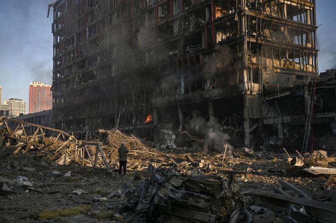 El centro comercial Retroville en llamas y destruido después de un ataque ruso en el noroeste de la capital, Kiev.