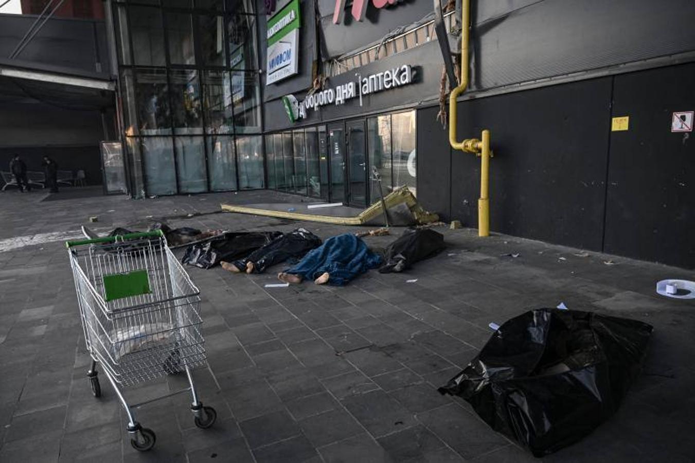 Soldados ucranainos muertos tras el ataque a un centro comercial en Kiev.