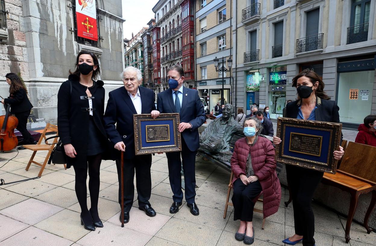 Lourdes García, Antonio Gamoneda, Alfredo Canteli, Carmen Ruiz-Tilve y Paloma García Nieto, en la explanada de la basílica de San Juan. 