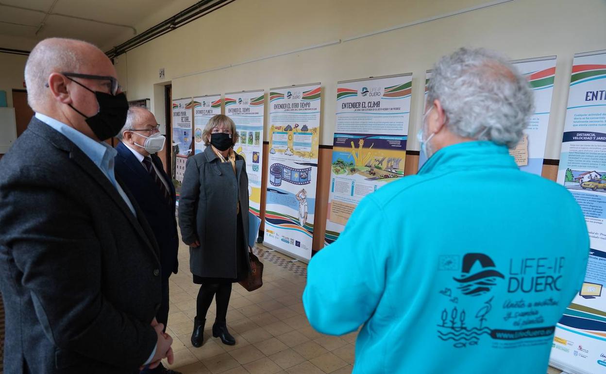 La presidenta de la Confederación, Cristina Danés, visita una exposición en el Instituto Alfonso VI de Olmedo con motivo del Día Mundial del Agua. 