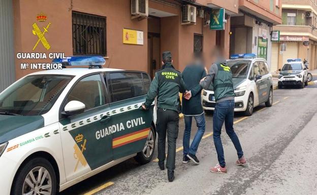 Imagen de uno de los detenidos por efectivos de la Guardia Civil. 