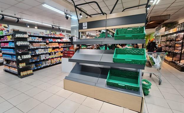 Imagen de un supermercado en León capital este lunes, con algunas de sus estanterías vacías por la demanda. 