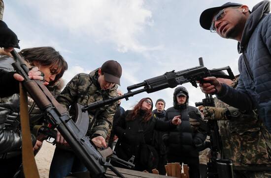 Ejercicios militares para civiles en Kiev. 