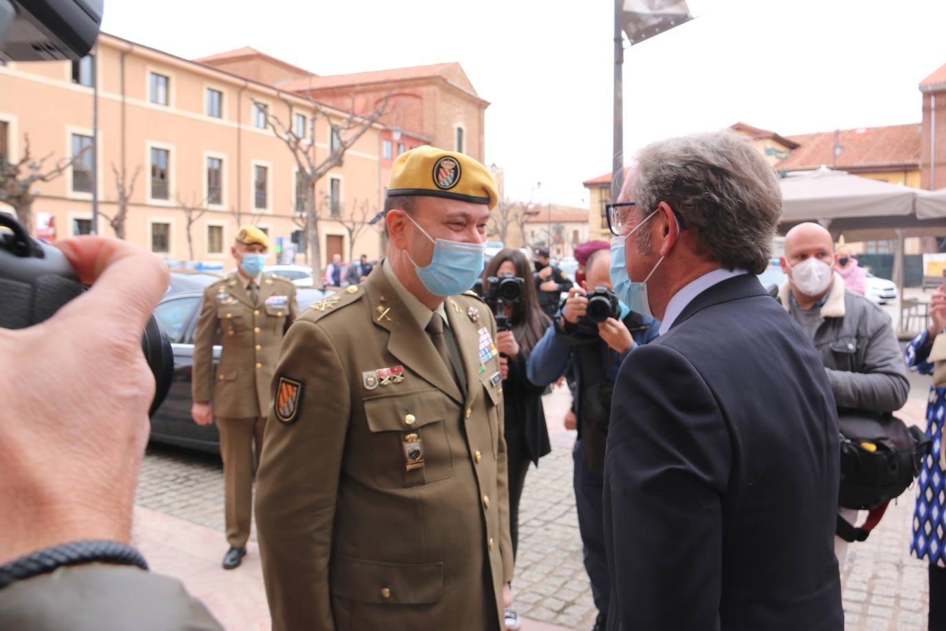 Acto de entrega de la Medalla de Oro de la Cámara de Comercio de León a la Unidad Militar de Emergencias