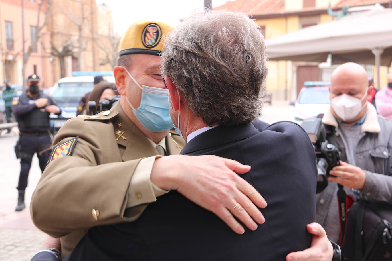 Acto de entrega de la Medalla de Oro de la Cámara de Comercio de León a la Unidad Militar de Emergencias