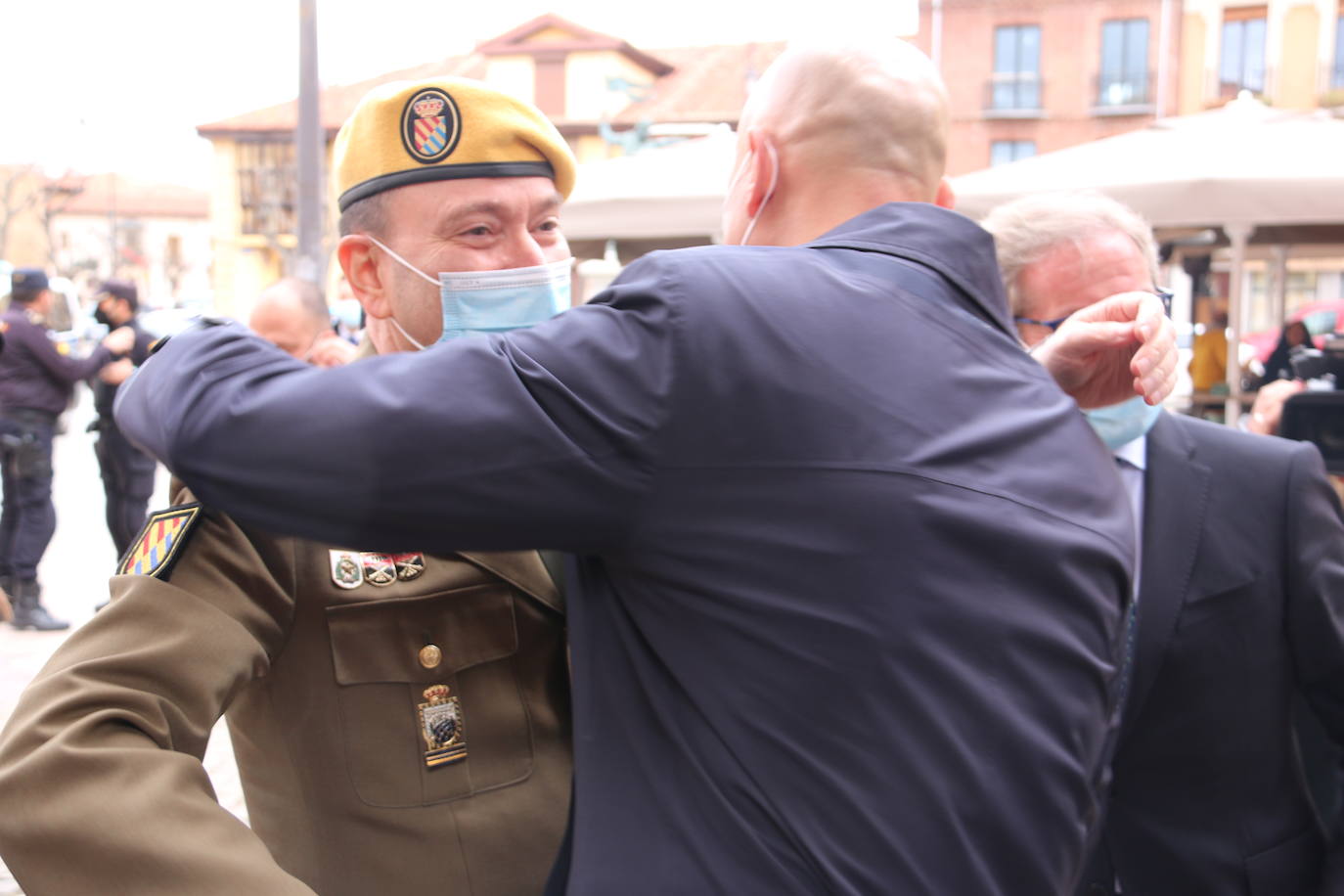 Acto de entrega de la Medalla de Oro de la Cámara de Comercio de León a la Unidad Militar de Emergencias