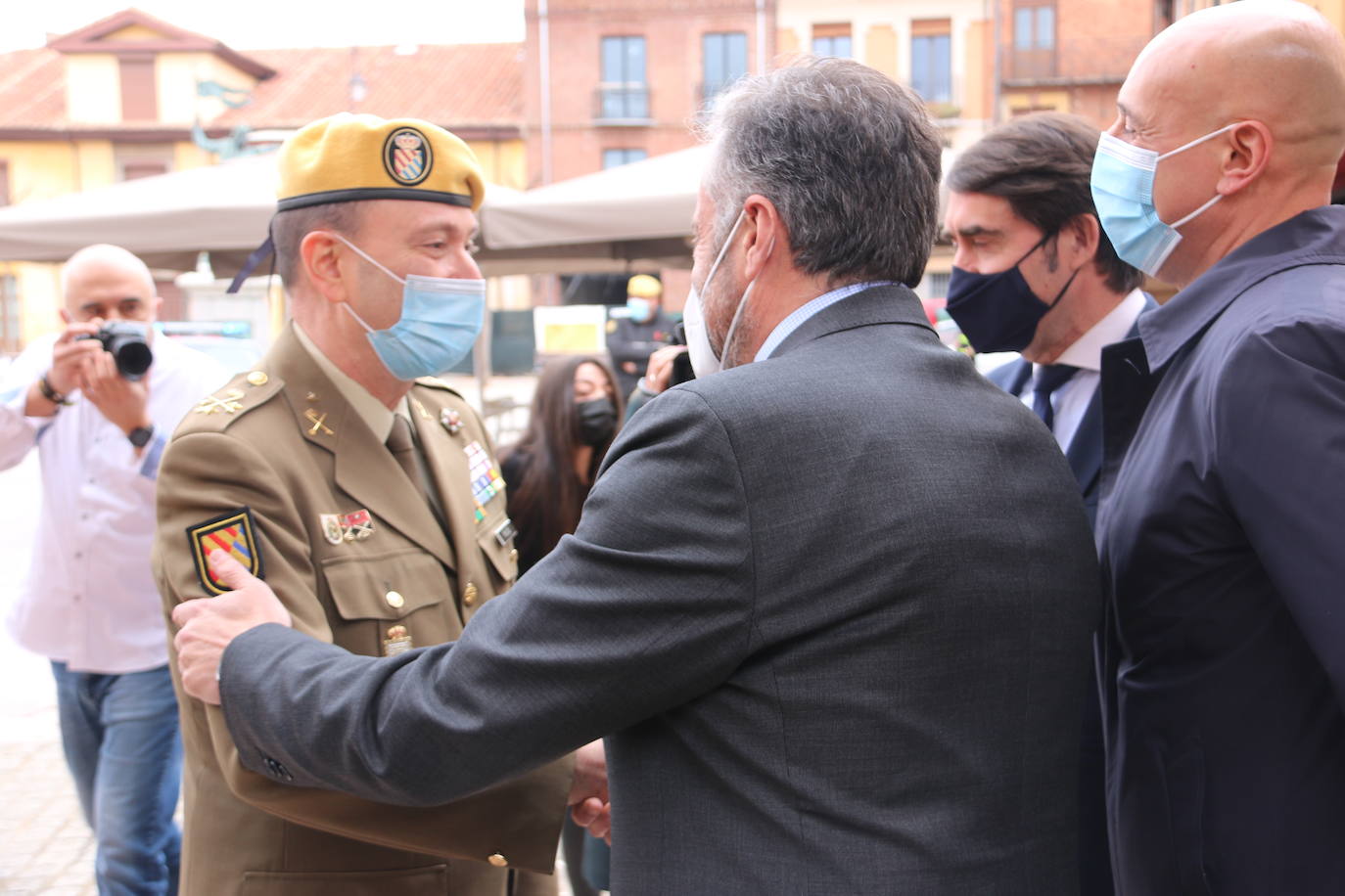 Acto de entrega de la Medalla de Oro de la Cámara de Comercio de León a la Unidad Militar de Emergencias