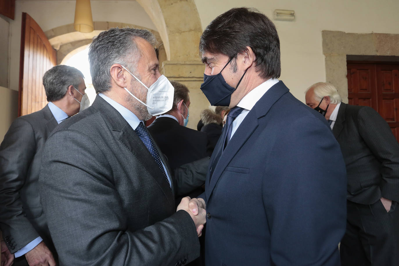 El teniente general Jefe de la UME, Luis Manuel Martínez Meijide, recibe la Medalla de Oro que la Cámara de Comercio de León otorga a la entidad de la mano de su presidente, Javier Vega, con la asistencia de diversas autoridades y representantes institucionales. 