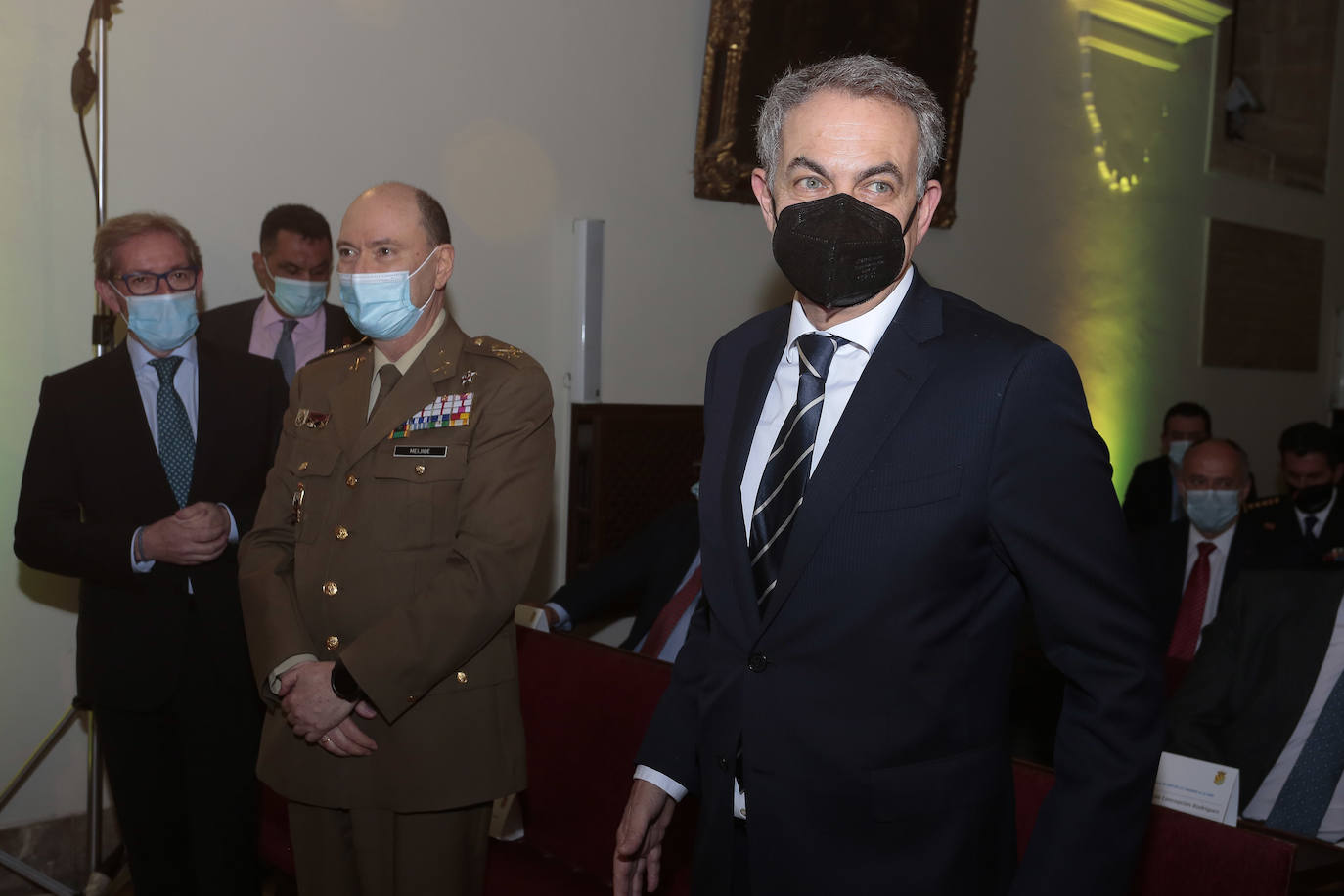 El teniente general Jefe de la UME, Luis Manuel Martínez Meijide, recibe la Medalla de Oro que la Cámara de Comercio de León otorga a la entidad de la mano de su presidente, Javier Vega, con la asistencia de diversas autoridades y representantes institucionales. 